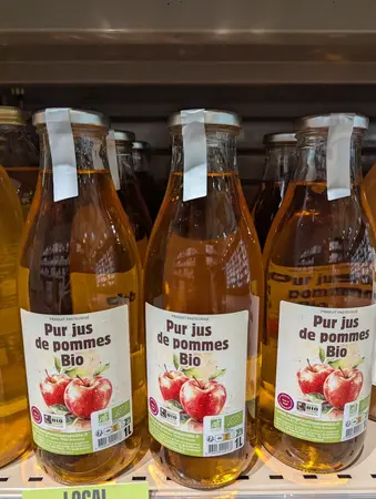🍏 Découvrez nos jus de pomme locaux ! 